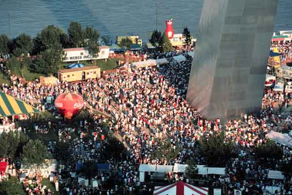 Crowd at Leg of The Arch